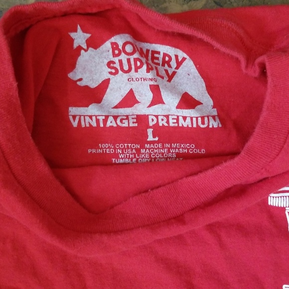 Red lamp tshirt - Picture 3 of 3